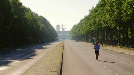 hombre corriendo por la calle vacía de berlín