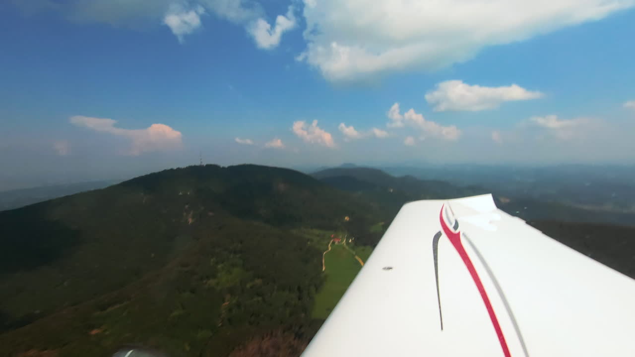vista de los pilotos desde un avión pequeño, vuelo a campo traviesa, libertad, aventura y sueños