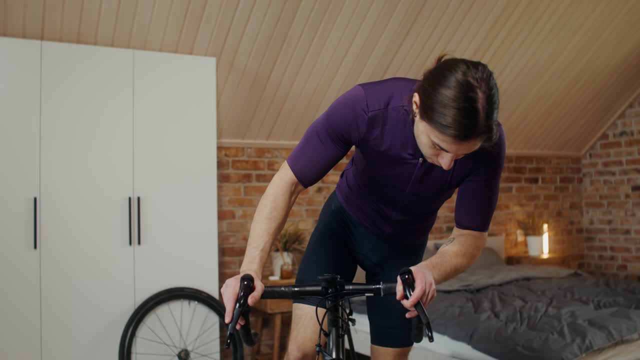 hombre en bicicleta en interiores