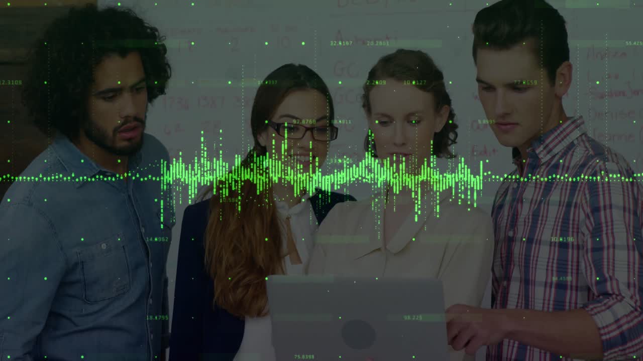 animación del procesamiento de datos contra un grupo de diversos colegas discutiendo sobre una computadora portátil en la oficina