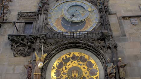 4K-Prague-Astronomical-Clock-Prague-Orloj-Old-Town-Square-Hall-Pan-Up