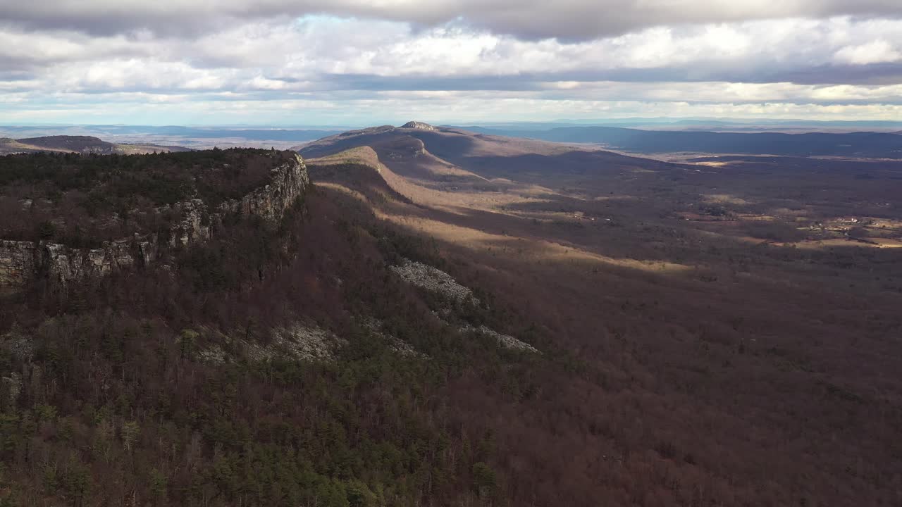drone flyover catskill bosque de montaña con un acantilado rocoso y hermosas sombras de nubes en la mañana