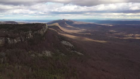 Drone-Flyover-Catskill-Bosque-De-Montaña-Con-Un-Acantilado-Rocoso-Y-Hermosas-Sombras-De-Nubes-En-La-Mañana