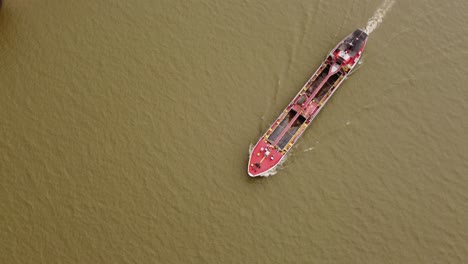 Vista-De-Drones-De-Un-Gran-Buque-De-Carga-Que-Entrega-Mercancías-En-El-Río-Amazonas