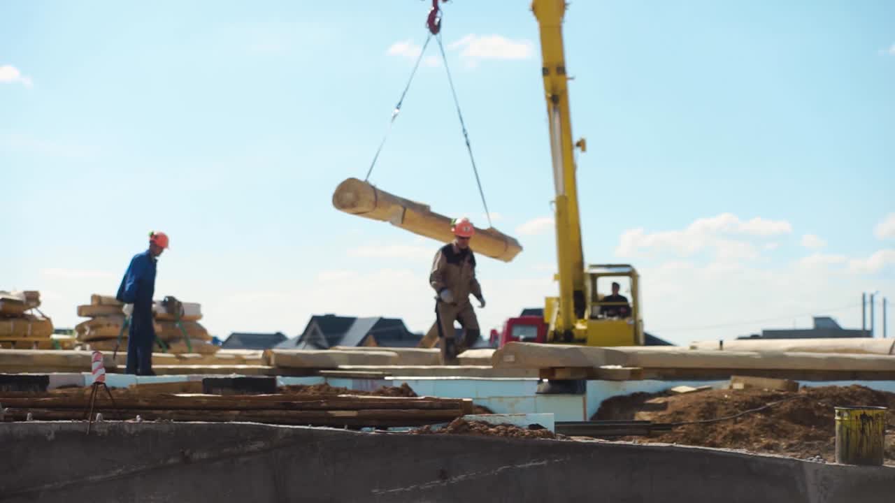 sitio de construcción de casas de troncos con grúa