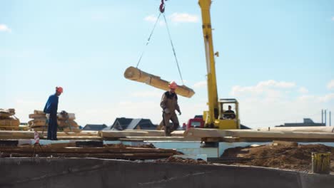 sitio de construcción de casas de troncos con grúa