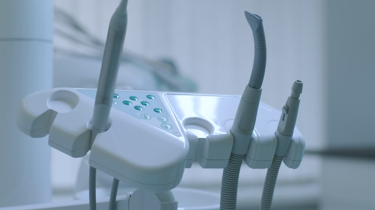 歯科医の椅子やその他のアクセサリー - 青いメディカルライト