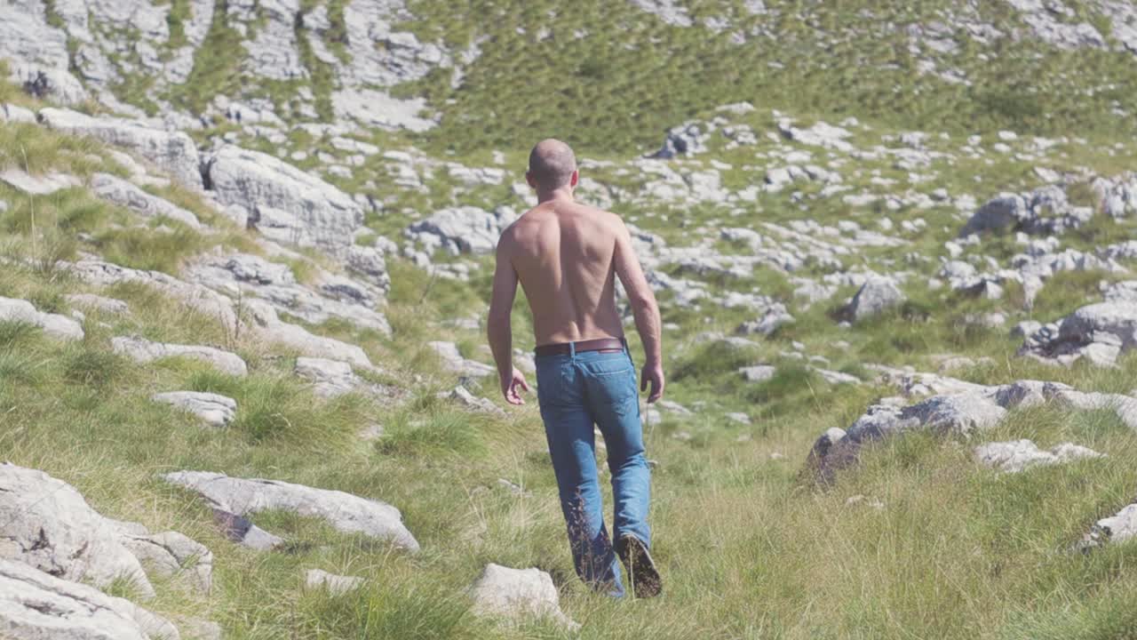 hombre caminando por las montañas