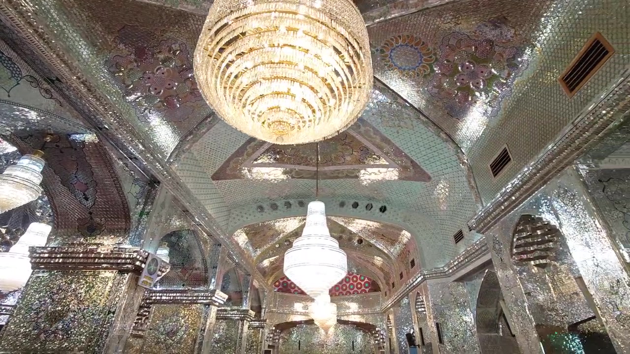 Trabalho intrincado de espelhos e lustres de cristal em uma mesquita persa ornamentada