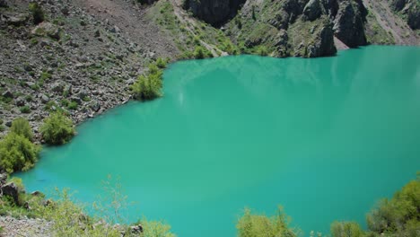 lago de montaña de color verde y azul urungach y rocas