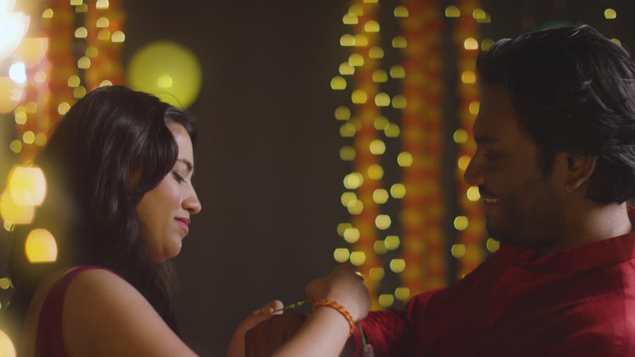 hermano recibe rakhi de la hermana con un abrazo a la cámara, cámara lenta