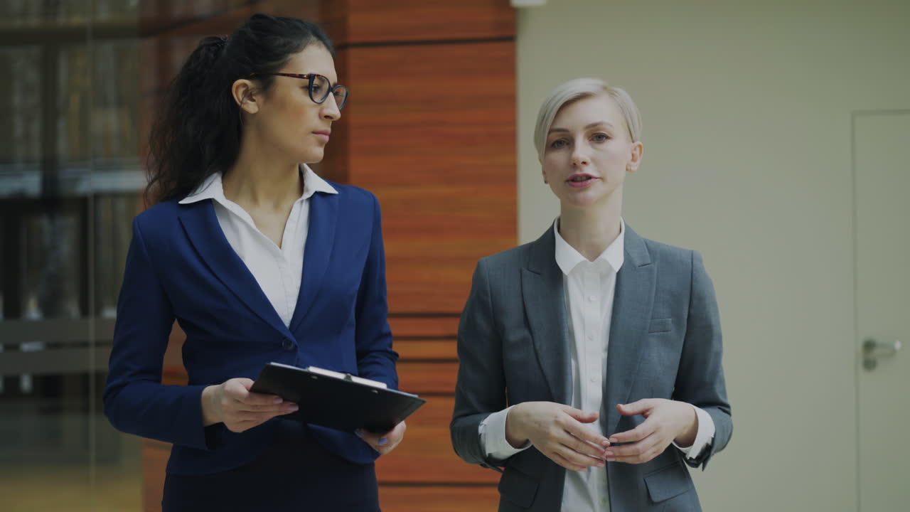 대화하는 사업가