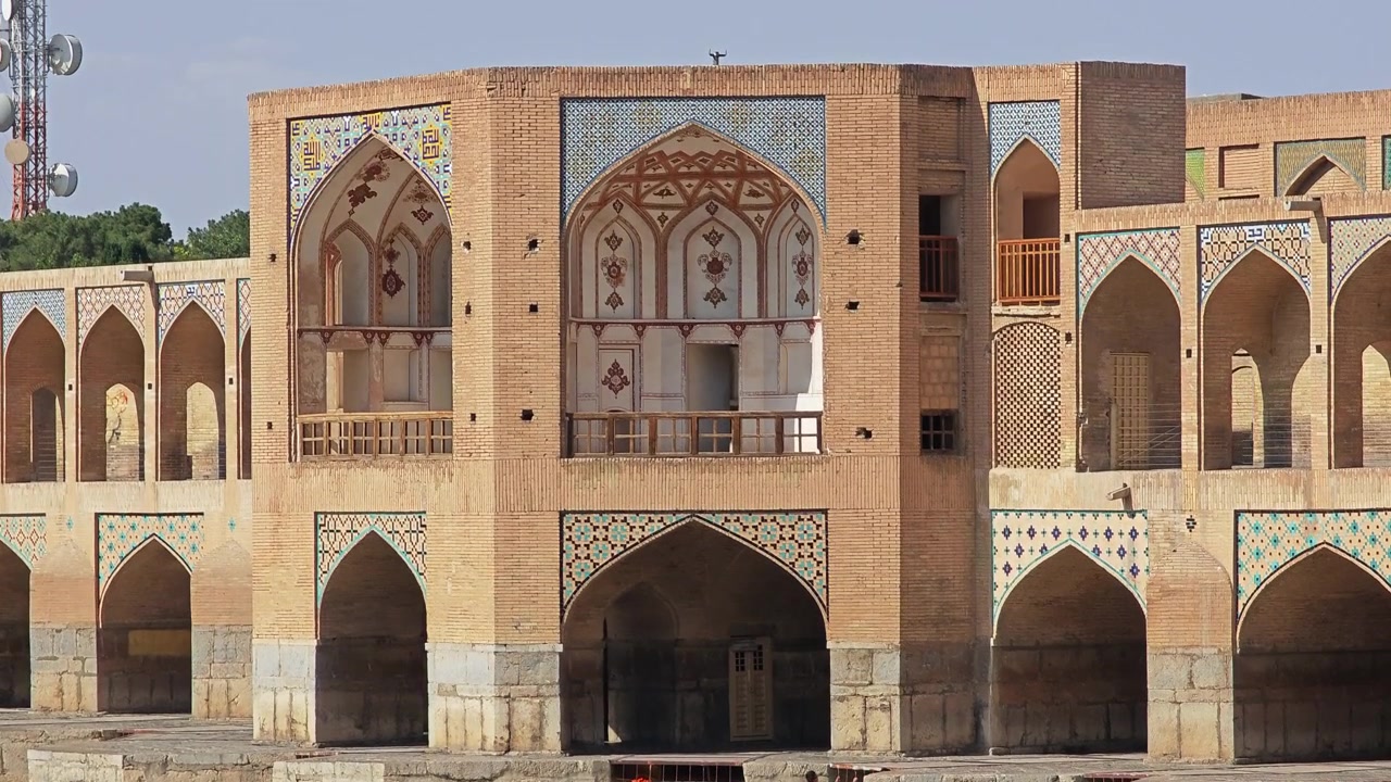 Geleneksel Fars Mimarisiyle İsfahan Khaju Köprüsü