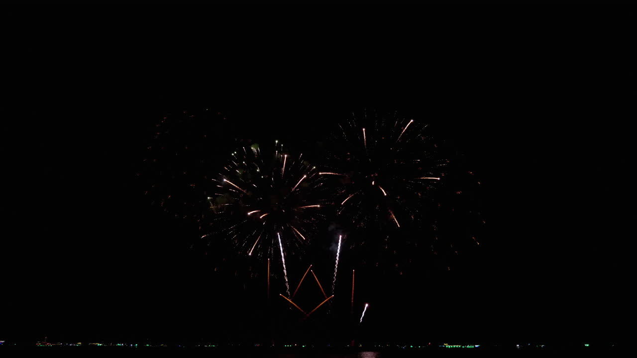 un destino turístico popular para un festival internacional de fuegos artificiales en una playa en el sureste de asia