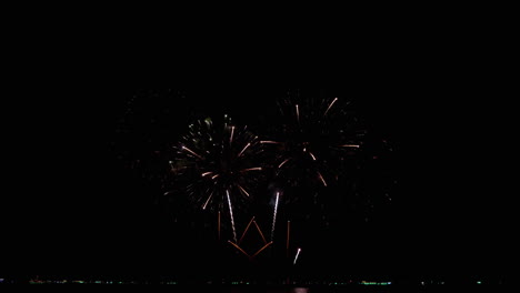 un destino turístico popular para un festival internacional de fuegos artificiales en una playa en el sureste de asia