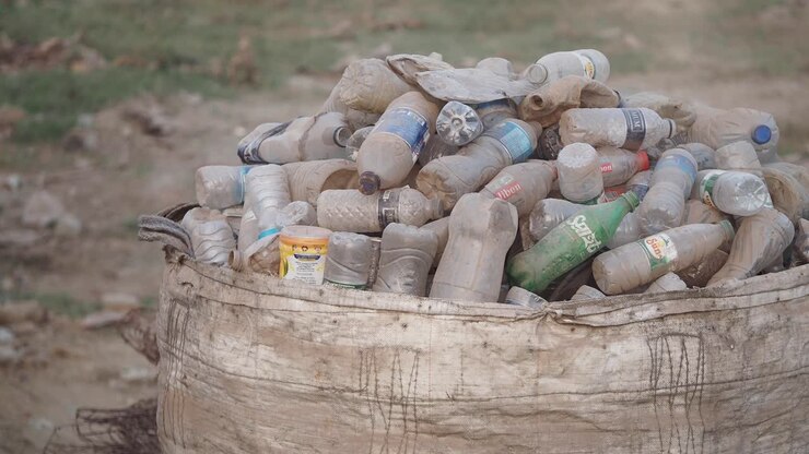 Rifiuti di plastica in un grande sacco