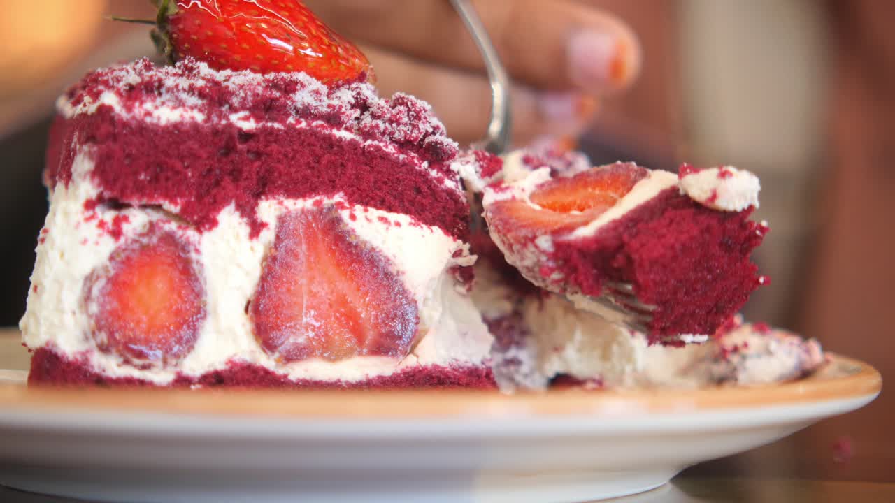 primer plano de una rebanada de pastel de terciopelo rojo con fresas