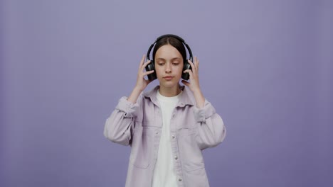 una adolescente bailando a la música