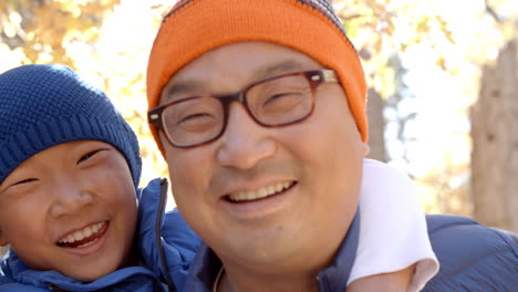 두 아이가 부모의 배를 타고 다니는 드, 클로즈업