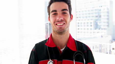 Portrait-of-male-doctor-standing-with-arms-crossed