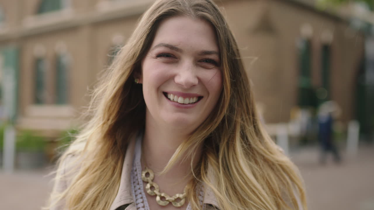 retrato de una joven rubia feliz sonriendo confiada disfrutando del estilo de vida urbano