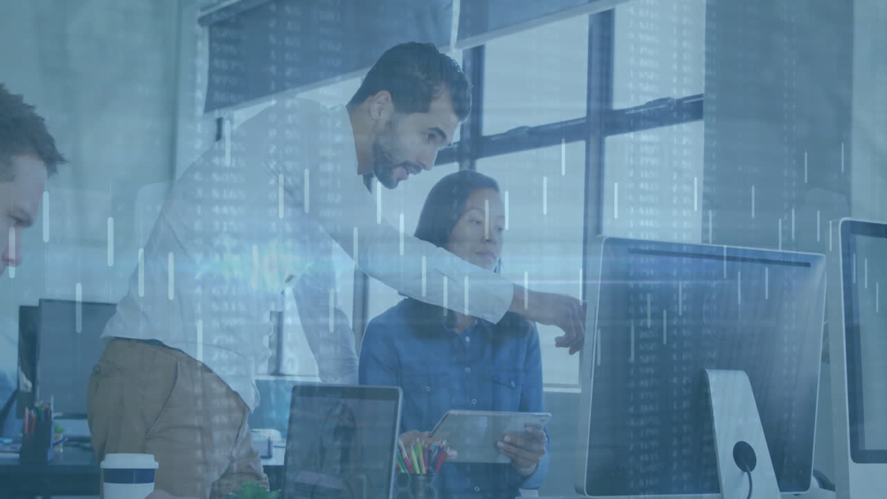 animación de gráficos moviéndose sobre colegas caucásicos discutiendo datos en la computadora en la oficina