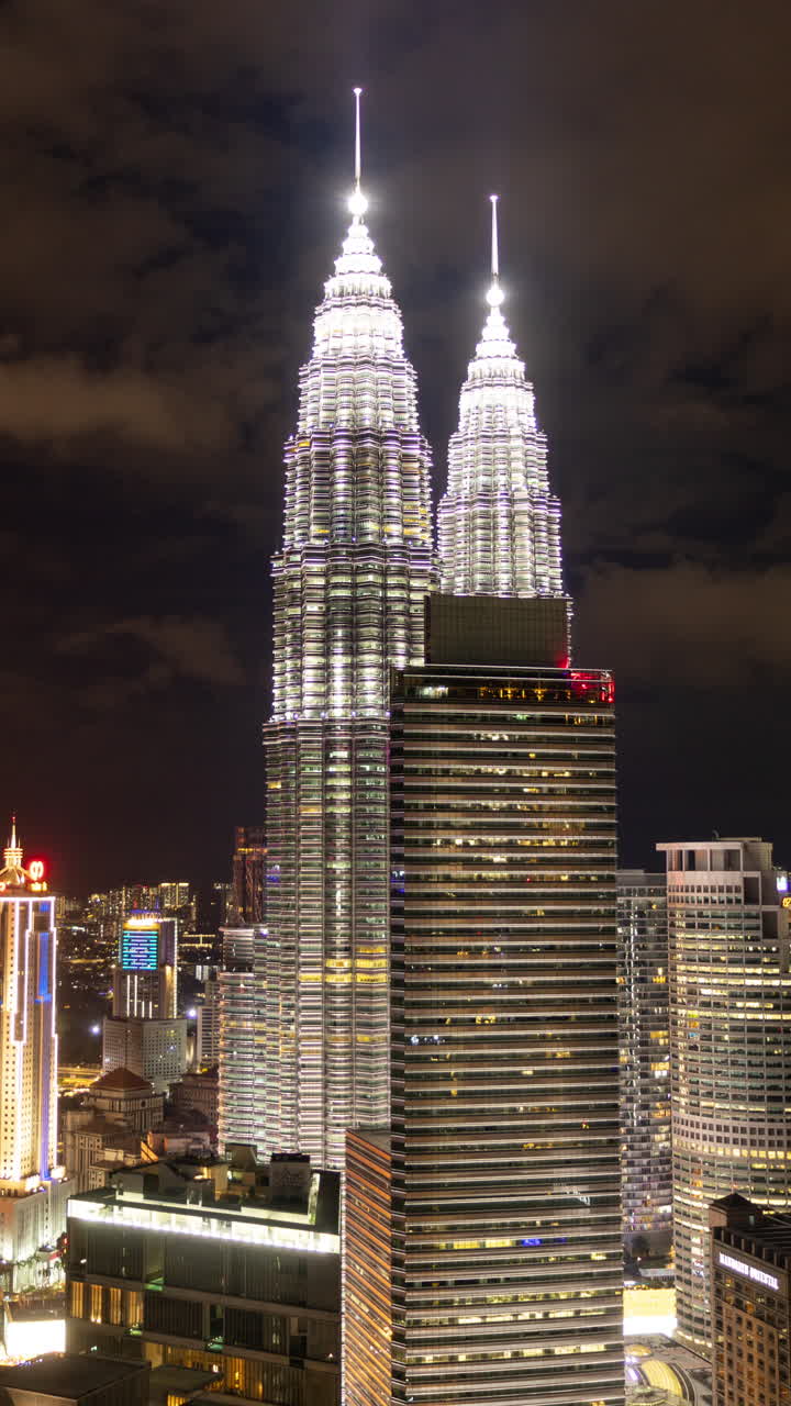 Torres Petronas de Kuala Lumpur y perfil urbano en vertical