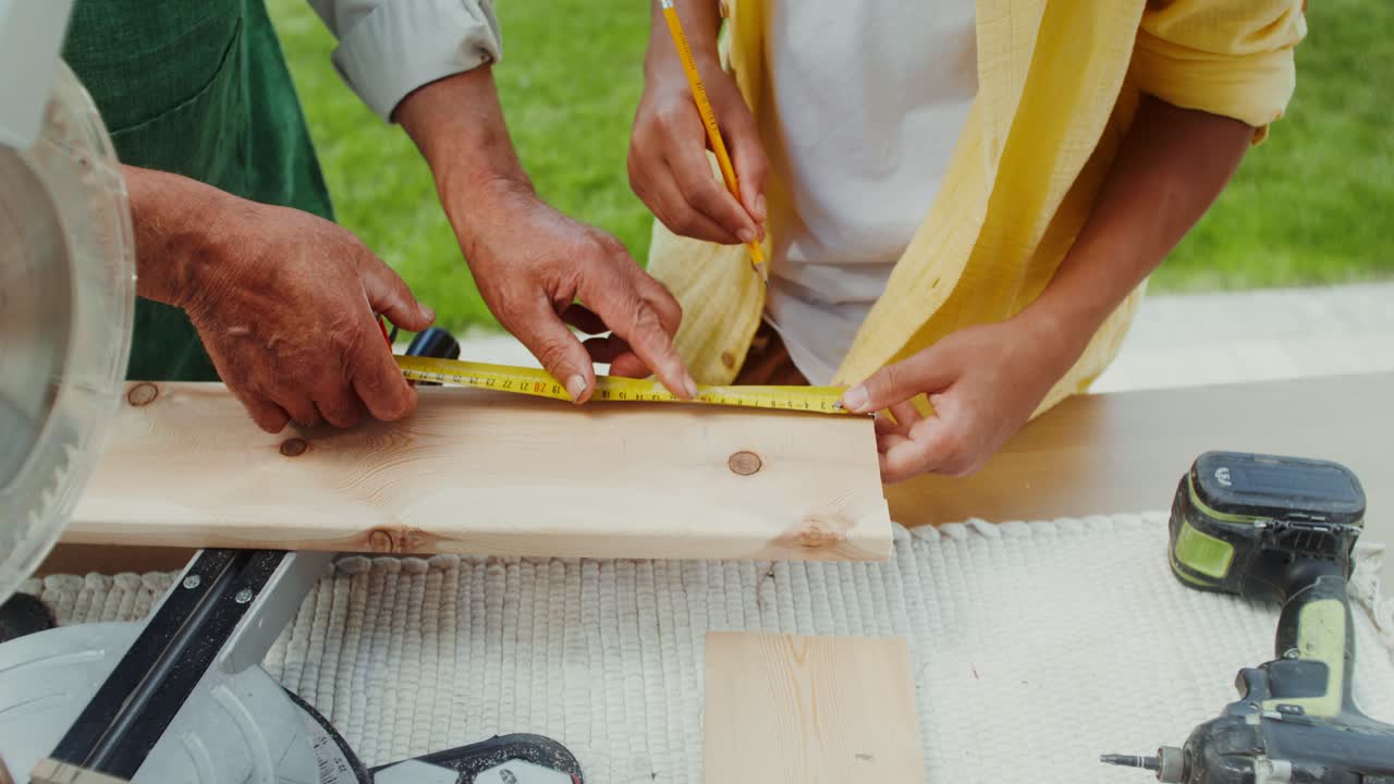 Nonno che insegna la lavorazione del legno al nipote