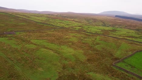 Rotación-De-Vista-Aérea-De-Drones-En-Yorkshire-Moors-Valley-En-Verano