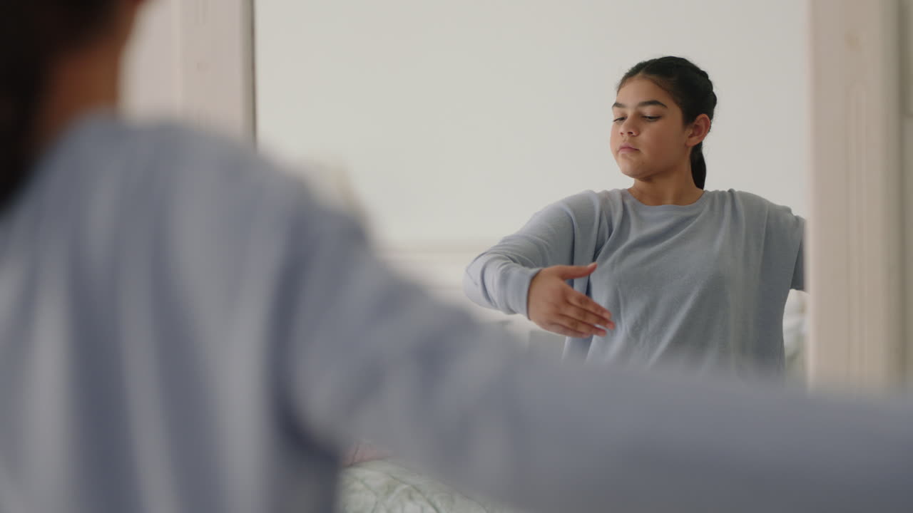 행복한 십대 소녀가 침실에서 발레 춤을 연습하고 거울을 보며 리허설을 하고 즐거운 춤을 추고 주말 아침에 잠옷을 입고