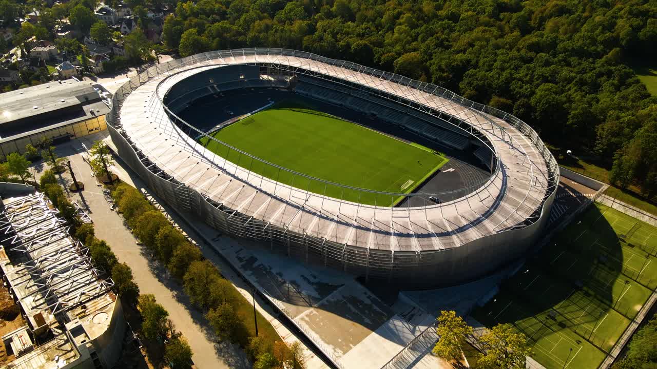 fotografía aérea de un estadio recién abierto de darius y girenas en un soleado día de verano en kaunas, lituania