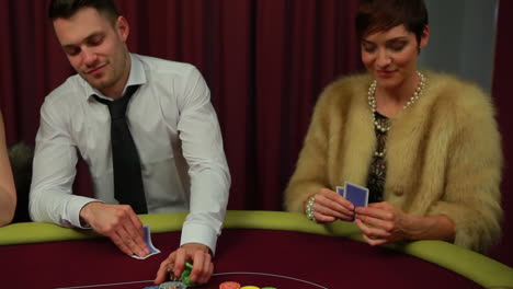 mann und frau sind die einzigen menschen, die im pokerspiel übrig sind, und die frau gewinnt.