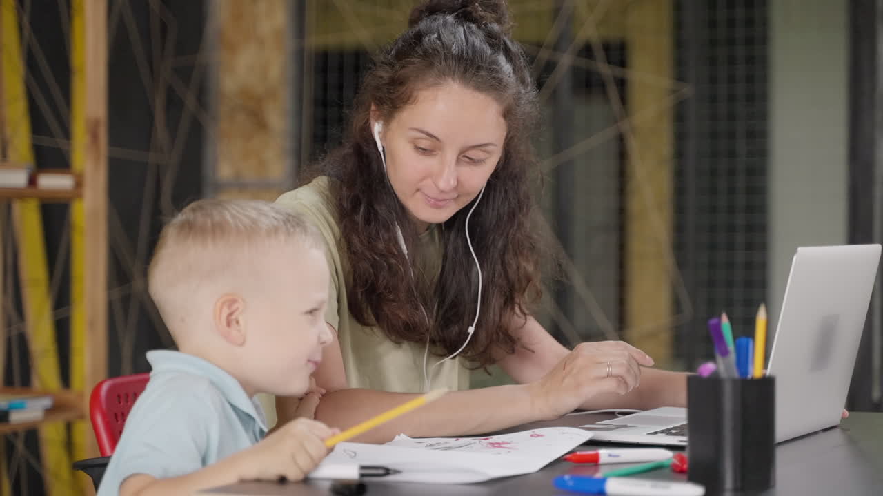 madre e hijo aprendiendo juntos en línea