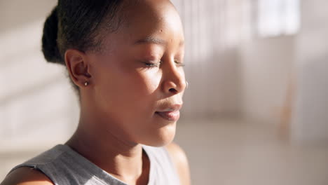 Mujer-Negra,-Meditación-Y-Rostro-Con-Relax