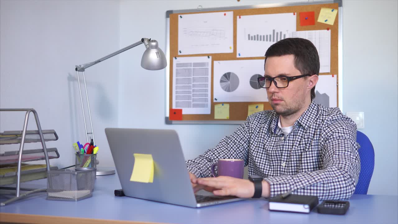 Hombre que trabaja en la computadora portátil en la oficina