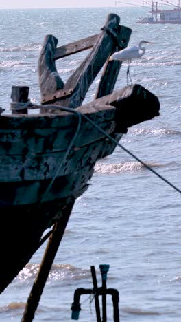 un barco anclado en las aguas costeras de pattaya