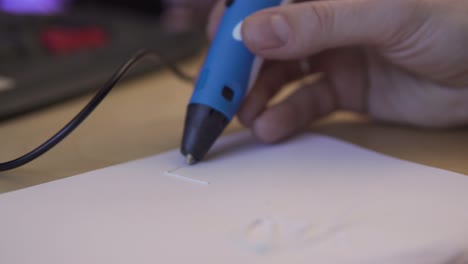 Statische-Ansicht-Der-Zeichnung-Mit-3D-Stift-In-Drei-Dimensionen