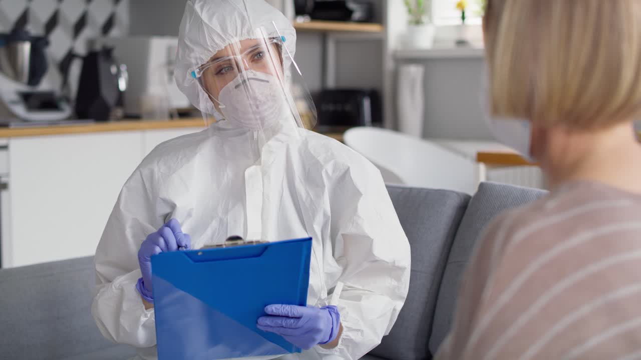 video de una doctora visitando a un anciano en su casa