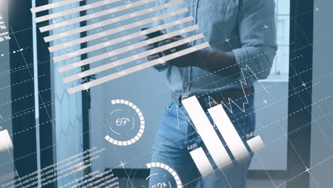 Animación-De-Diagramas-Y-Procesamiento-De-Datos-Sobre-Un-Hombre-De-Negocios-Birracial-Que-Usa-Un-Teléfono-Inteligente