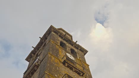 Mirando-Hacia-La-Iglesia-De-La-Concepción,-La-Histórica-Torre-Del-Reloj-Con-Nubes-En-El-Fondo-Con-Vista-Giratoria