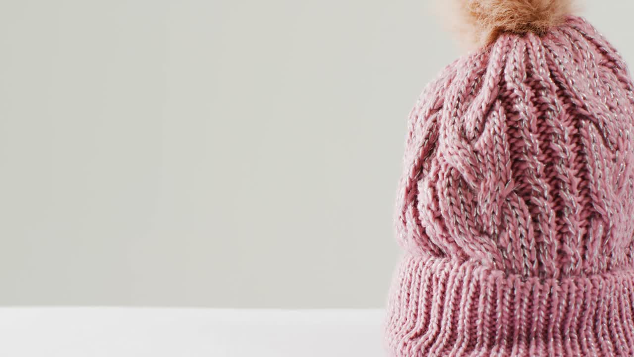 video de primer plano del sombrero sobre un fondo blanco