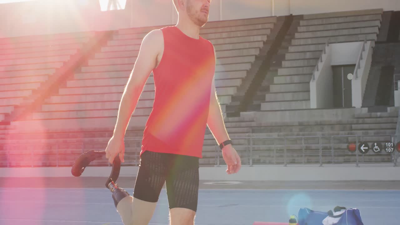 백인 장애인 남성 운동선수 의 중간 부분 과 달리기 블레이드 스트레칭