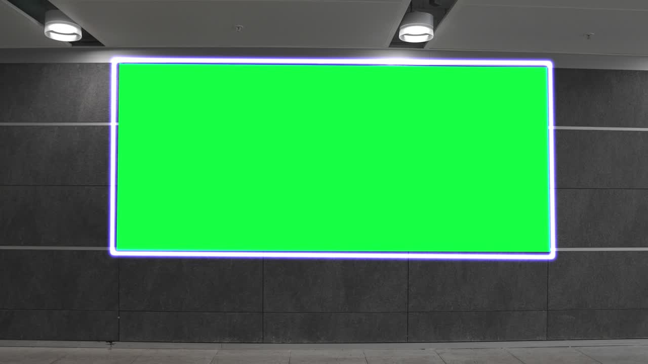cartel en pantalla ancha vacío con pantalla verde, canal alfa. marco de llave de croma en el pasillo del aeropuerto, gran pancarta para el marketing.