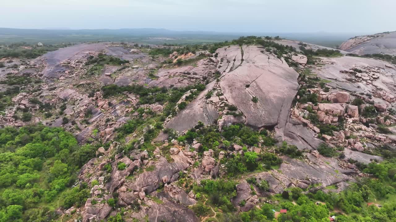 마법의 시간 동안 경치 좋은 텍사스 언덕의 공중 풍경