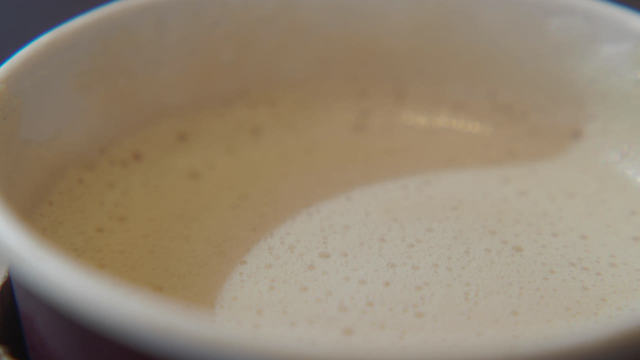컵에 있는 커피 거품의 클로즈업