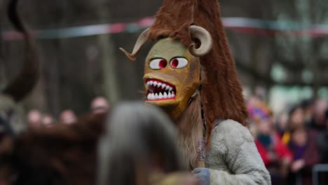 máscara amarilla que da miedo y algo divertida con campanas alrededor de la cintura