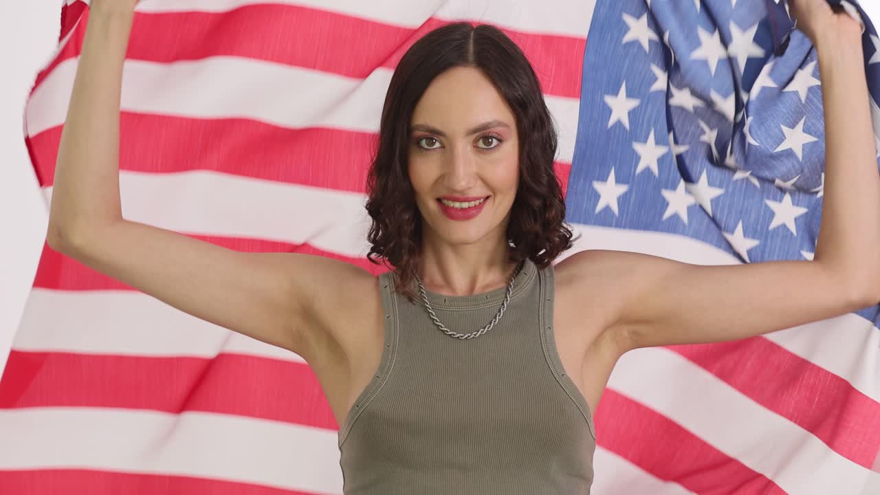 mujer sosteniendo bandera estadounidense