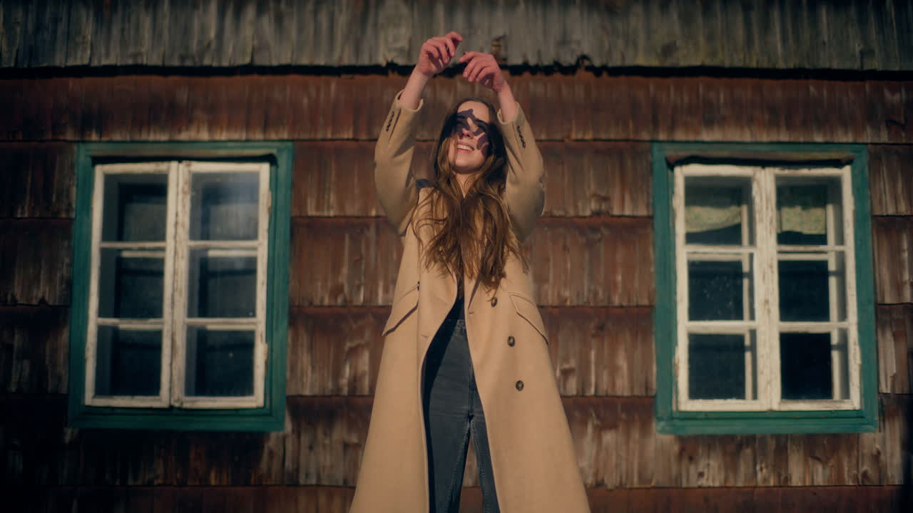 женщина ловит солнце в руках