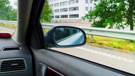 Vista-Cinematográfica-De-4k-60fps-Del-Espejo-Lateral-Del-Automóvil-Conduciendo-En-La-Carretera-En-Suecia---Toma-De-Mano