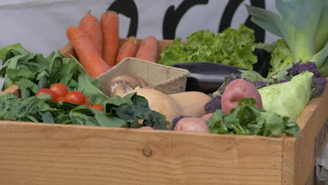 Hermosa-Canasta-Con-Verduras-Frescas-Filmada-En-Un-Festival-De-Comida-En-Inglaterra